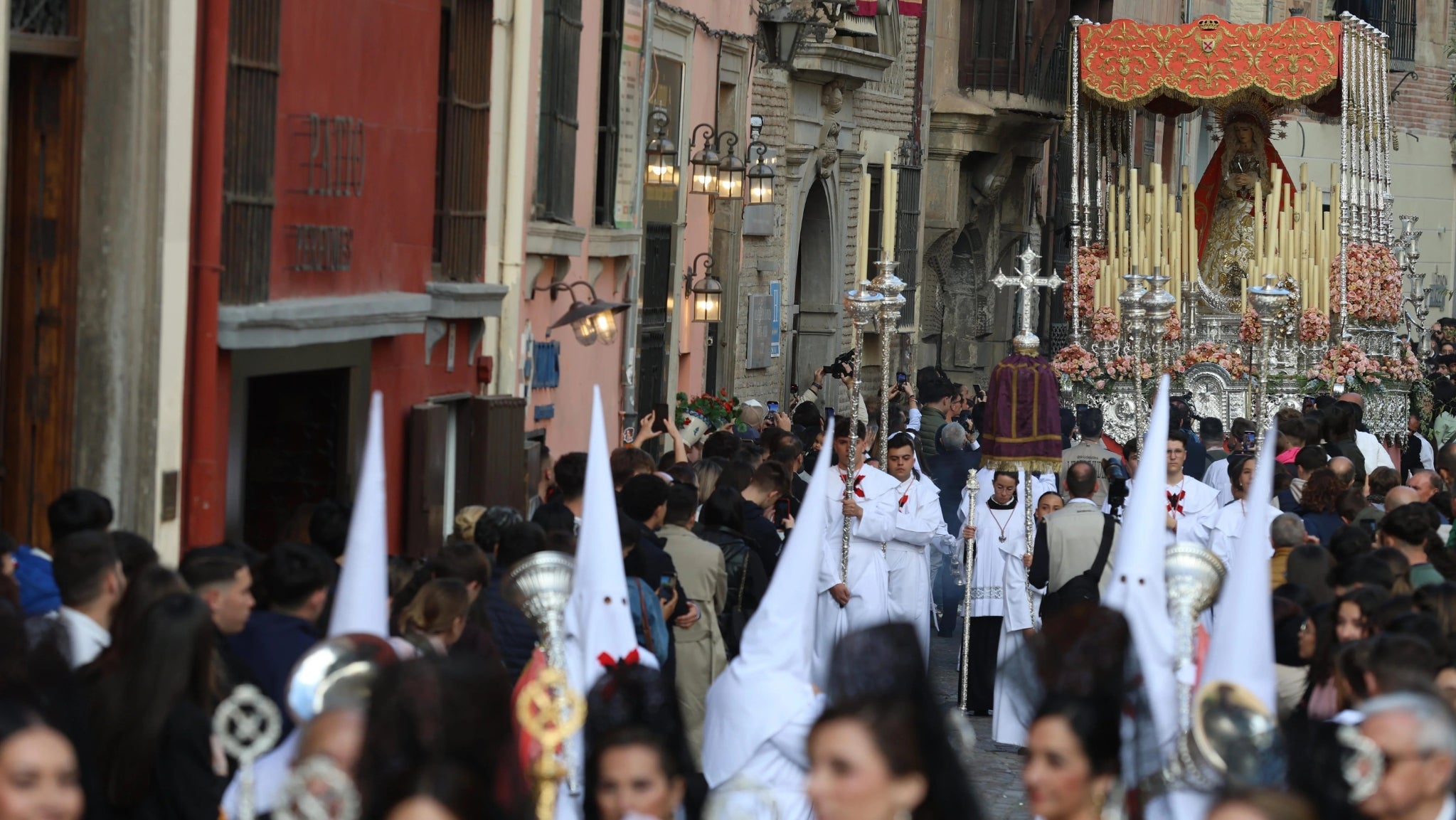 Cambia la forma de ver cofradías en Granada