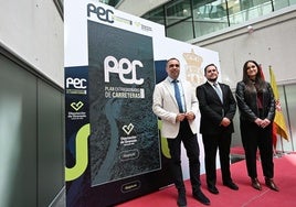 El presidente de la Diputación, Francis Rodríguez, presenta el plan de carreteras junto a los diputados de Obras Públicas y de Reto Demográfico.