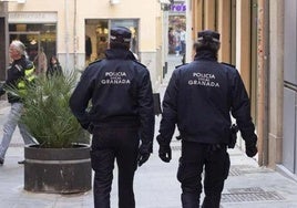 Dos agentes de la Policía Local de Granada, en una imagen de archivo.