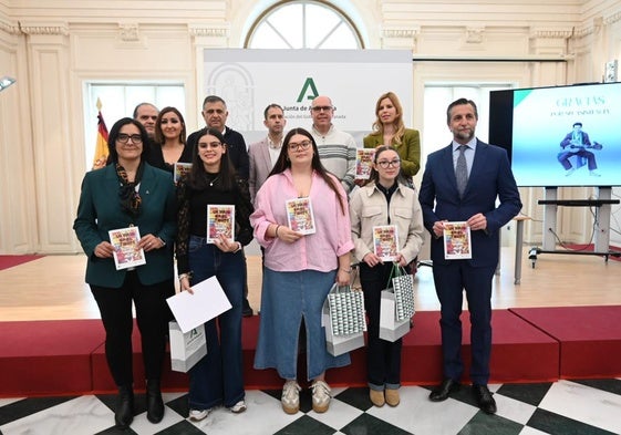 La Junta hace entrega de los premios de un concurso literario que acerca a escolares la figura de Carlos Cano