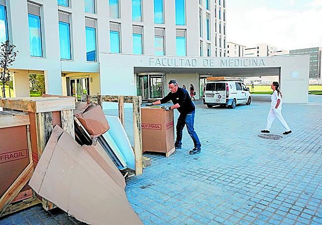 En 2015. Un hombre traslada una de las cajas de la mudanza de la Facultad de Medicina para introducirla en el nuevo edificio. R. L. Pérez