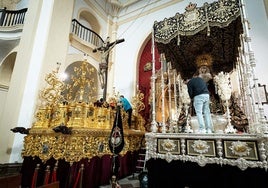 Imágenes de la Hermandad de los Escolapios, ayer durante el desmontaje.