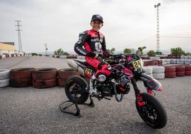 Said Pastò posa en su motocicleta tras un entrenamiento.