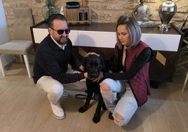 Pedro y Ana junto a York, el perro guía.