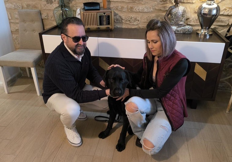 Pedro y Ana junto a York, el perro guía.