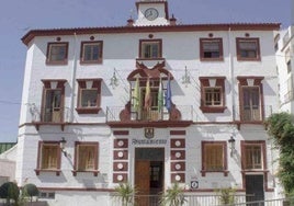 Fachada del Ayuntamiento de Cambil, en una imagen de archivo.