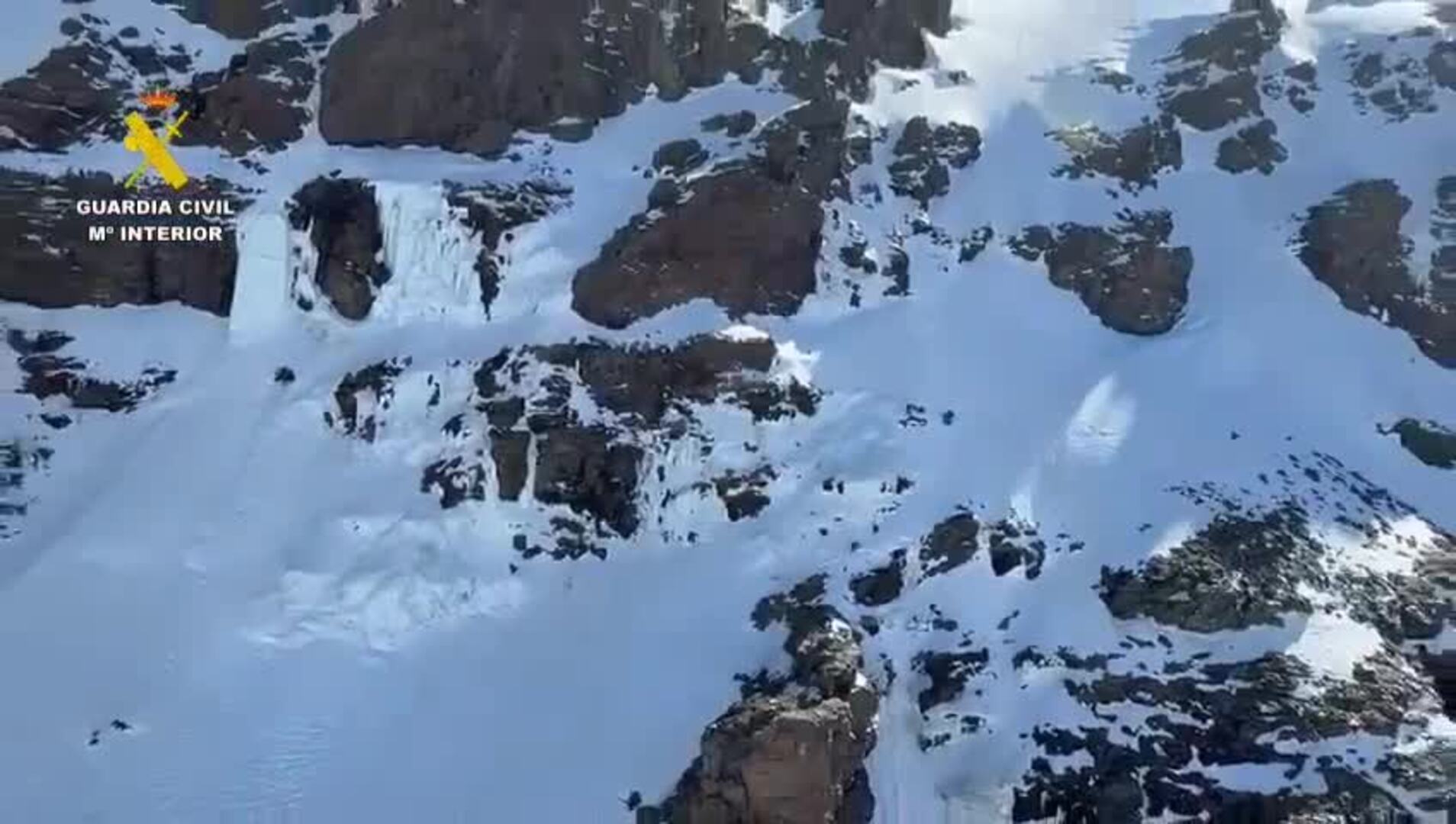 Complejo rescate del GREIM y el helicóptero de la Guardia Civil a tres montañeros en Granada