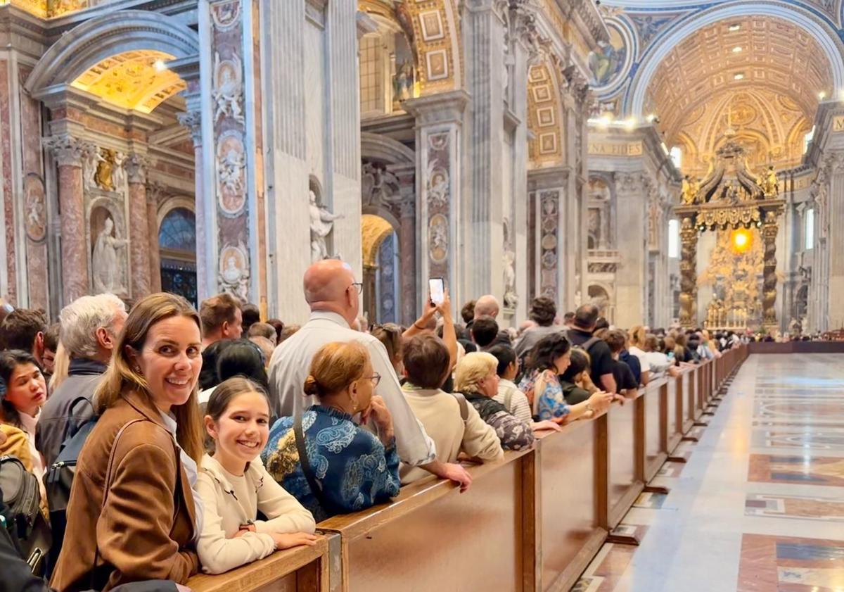 Imagen principal - Madre e hija, Asun y Marta, ya en el interior de la basílica de San Pedro. Se desplazaron a Málaga para tomar un avión a Roma y llegar lo antes posible al Vaticano. Los controles de acceso y la seguridad en todo el Vaticano hacen que se tarde cinco horas en llegar hasta Francisco. 