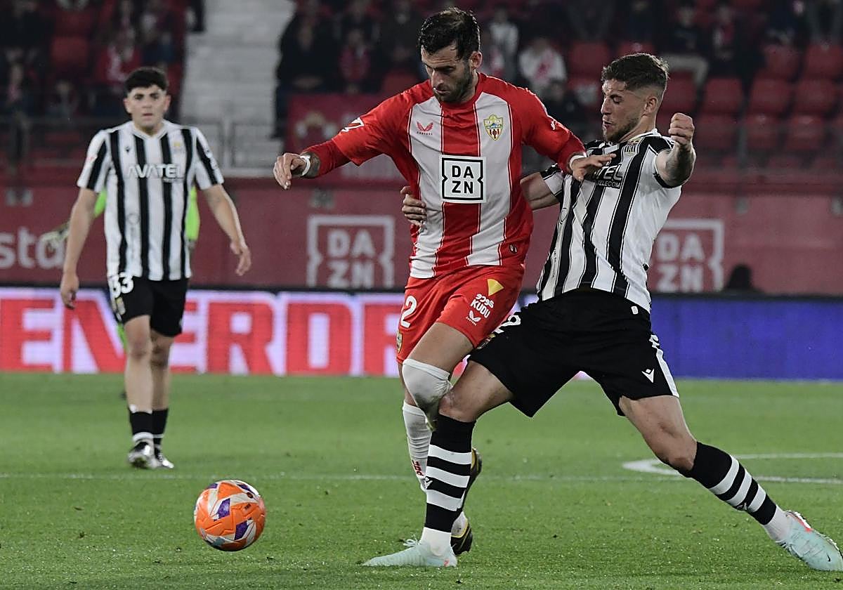 Baptistao zafándose de un jugador del Cartagena.