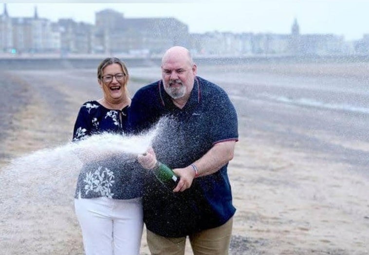 Helen and Lee Kuchczynski celebran su premio de 4,2 millones en la lotería