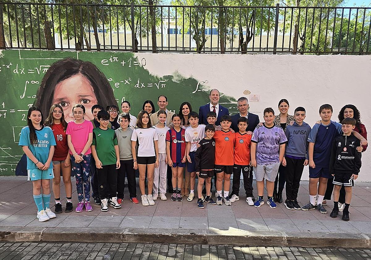 Acto de la inauguración del mural, en Martos.