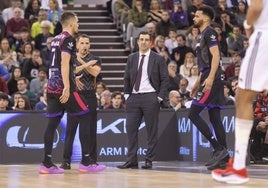 Pablo Pin, en el medio de la imagen y con traje, durante un partido en el Palacio de Deportes.