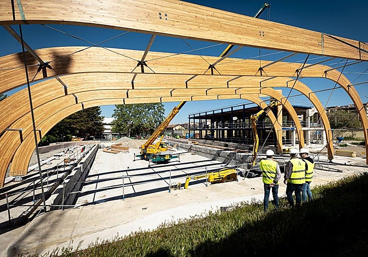 Las máquinas colocan la estructura que convertirá en cubierta la nueva piscina de Fuentenueva.