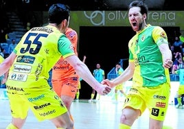 Antoniazzi y Alan Brandi celebran uno de los goles de la pasada jornada en el Olivo Arena.