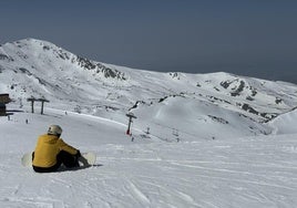 Un 'snowboarder' en las pistas de Sierra Nevada en la jornada de este jueves.
