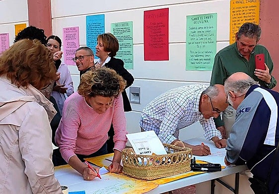 Vecinos plasman dibujos alegóricos al poeta.