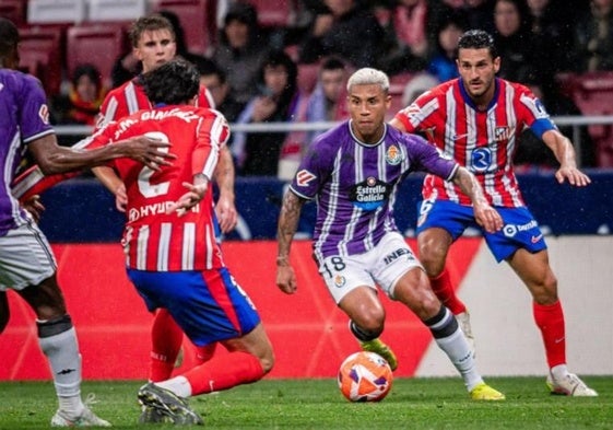 Darwin Machís conduce entre rivales del Atlético.