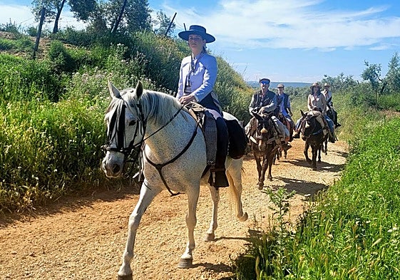 Jinetes y amazonas remontan las primeras estribaciones serranas rodeadas de una frondosa vegetación.