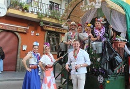 Un grupo de romeros y romeras en su carreta.