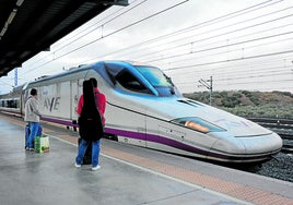 Parada el AVE en la estación Antequera-Santa Ana.