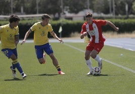 Perovic, que hizo un gran partido, intenta escapar de Romano y de Juan.