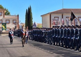 El Rey Felipe pasa revista al alumnado en la jura de bandera de Baeza, en 2024, su última visita a la provincia.