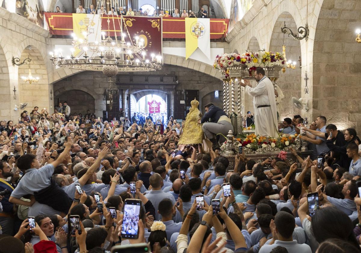 Imagen principal - La Virgen de la Cabeza se encuentra con sus devotos en el Cerro