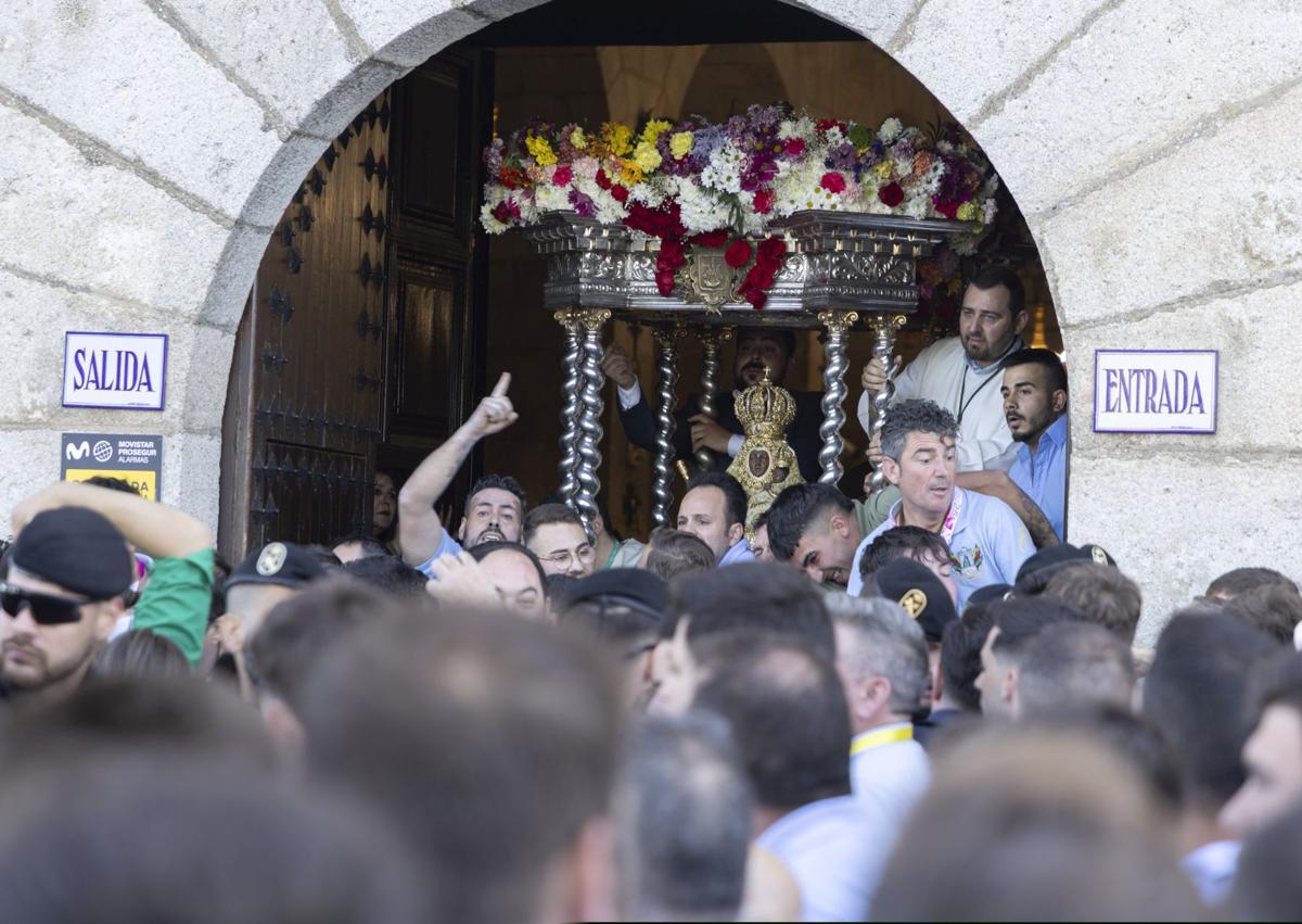 Imagen secundaria 1 - La Virgen de la Cabeza se encuentra con sus devotos en el Cerro