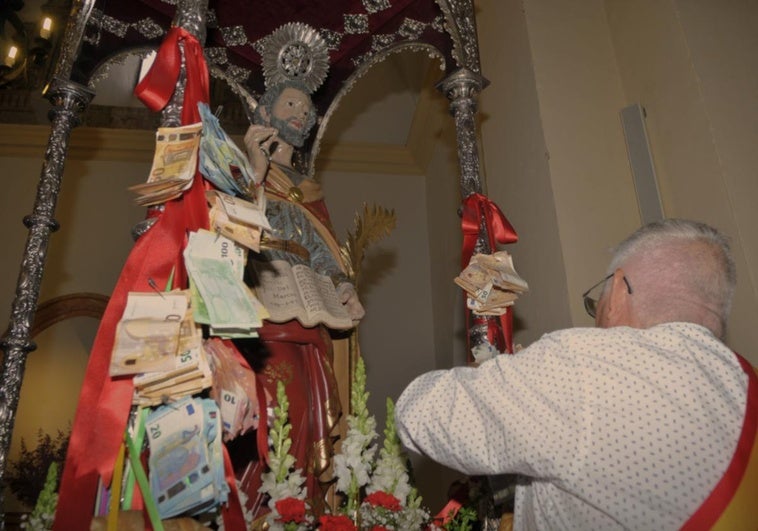 Este pueblo de Granada saca en procesión a un santo envuelto en un manto de billetes