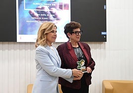 Paola Laynez recoge el premio entregado al Ayuntamiento deAlmería.