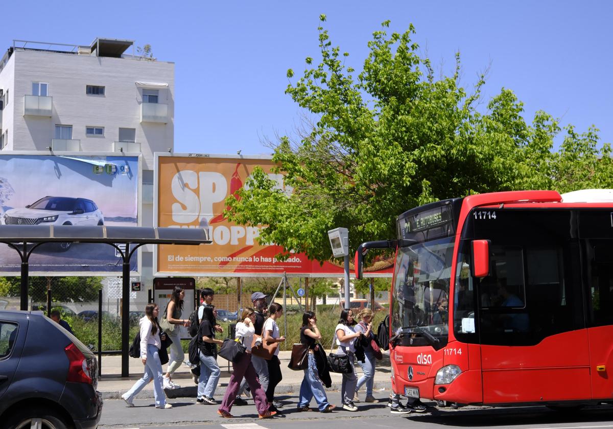 La paralización del metro colapsa los autobuses de granada | ideal