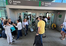 Un grupo de ciudadanos espera en el exterior de la estación de Andaluces este lunes.