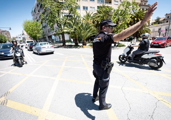 Un agente de la Policía Nacional dirige el tráfico en Granada.