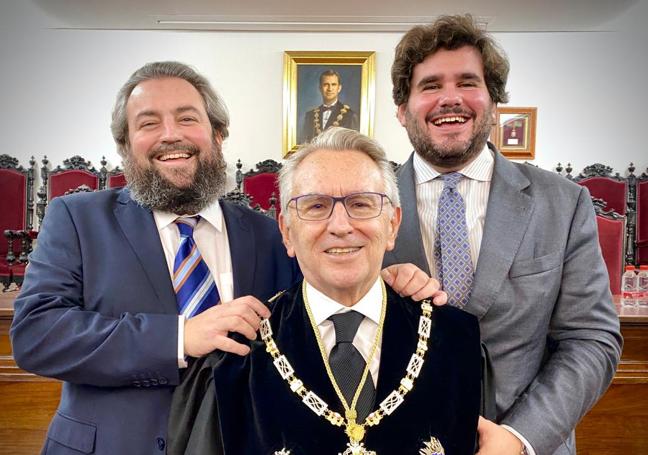 Orgullosos de su padre. López Cantal con sus hijos cuando le impusieron el botón de oro por sus 50 años de colegiación.
