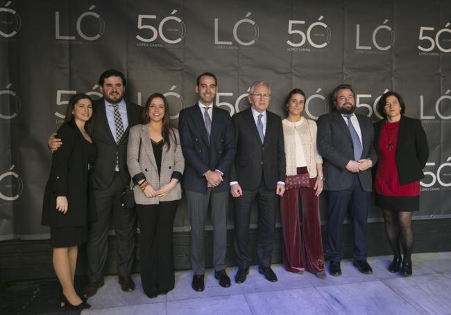 Aniversario. Con compañeros y autoridades del mundo judicial en la celebración de sus cincuenta años de oficio.