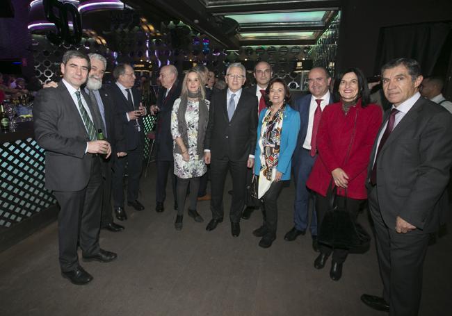 Celebración. Con sus hijos y compañeros en la fiesta del 50 aniversario.