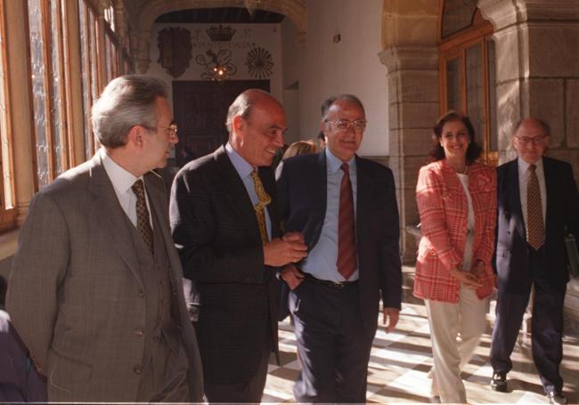 Decano. López Cantal, en 1996, en su época de decano del Colegio de Agobados y junto al entonces presidente del TSJA Méndez de Lugo en 1998.