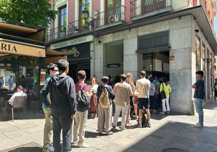 Bares a rebosar en Granada ante el apagón