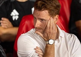 Guille Abascal, serio en el banquillo de Los Cármenes antes del partido contra el Málaga.