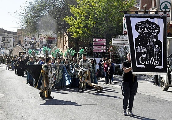 Los vecinos de Cúllar disfrutan del desfile de Moros y Cristinanos.