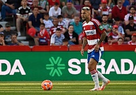 El rojiblanco Stoichkov controla un balón frente al Elche en Los Cármenes.