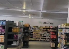Un supermercado de Jaén, a oscuras por el apagón y sin clientes.