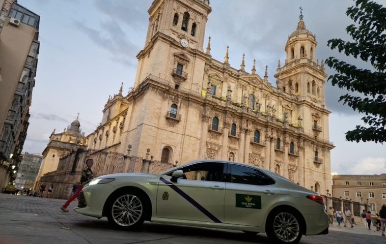 Un taxi, junto a la Catedral de Jaén.