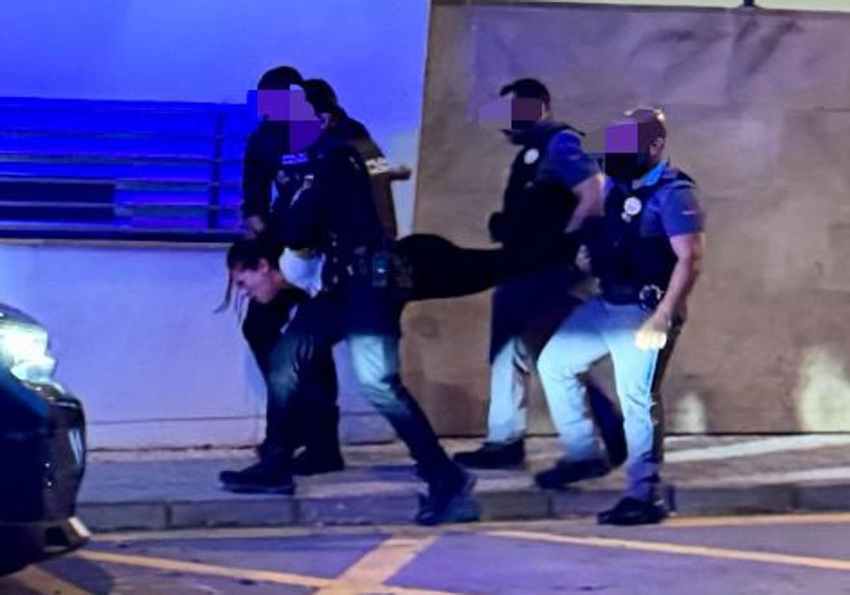 Agrede entre gritos a un policía nacional en el Hospital de Torrecárdenas sumido en el apagón