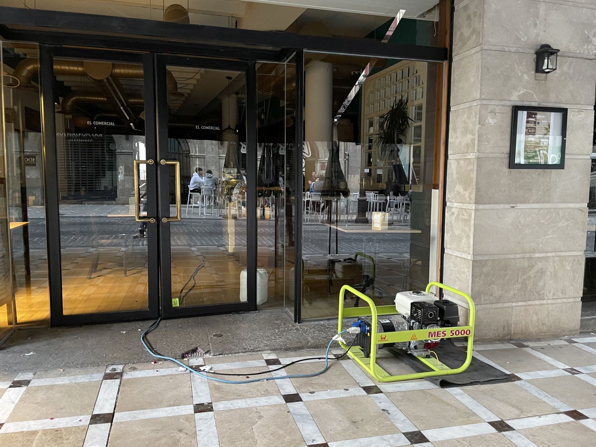 La otra imagen que deja el apagón en los negocios de Jaén: generadores para mantener las neveras