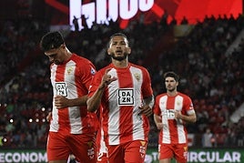 Luis Suárez celebra un gol que dio tranquilidad al Almería. y menos mal