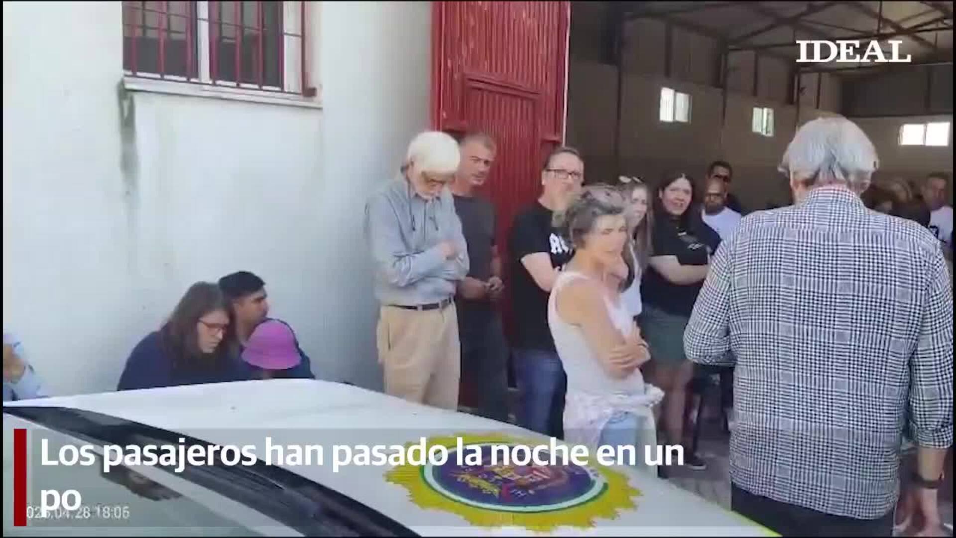 Evacuación de los pasajeros atrapados en el tren a la altura de Tocón