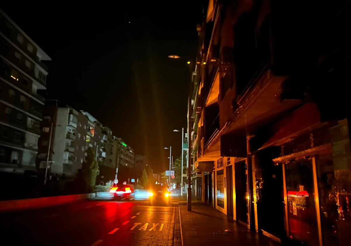 Merodeadores, intentos de robos, alarmas y quemas de contenedores en la noche de apagón en andalucía | ideal