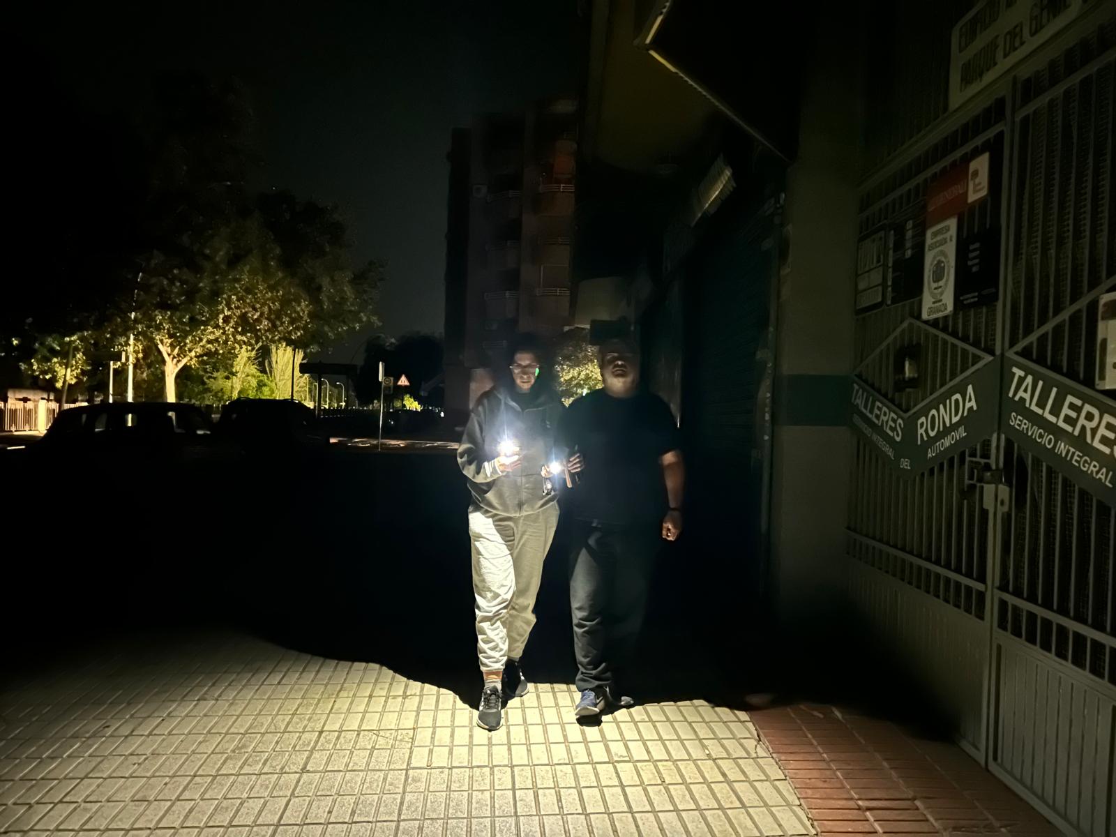 Las insólitas imágenes de una noche a oscuras en Granada