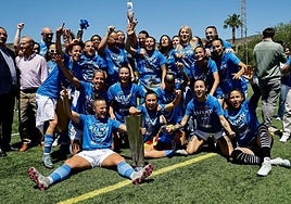 Las jugadoras celebran en título liguero